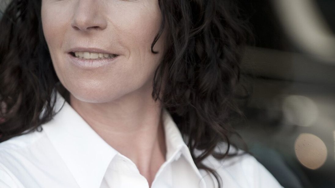 Telefontrainerin Claudia Fischer warnt vor Stolperfallen am Telefon, wie versteckte Lügen in Form von falschen Versprechungen.